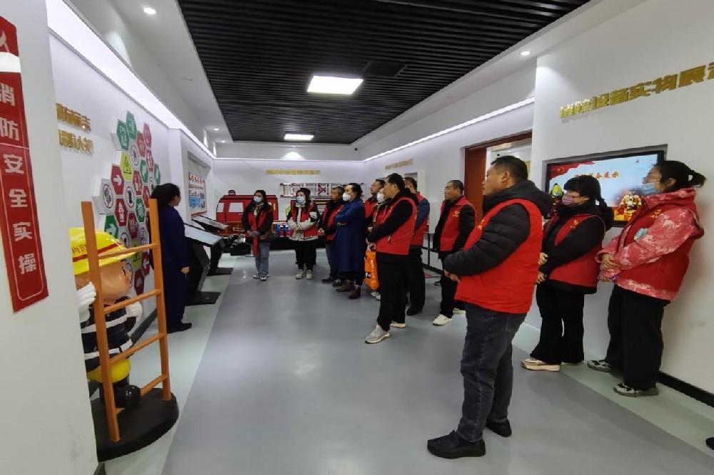 為進(jìn)一步加強(qiáng)消防安全知識(shí)學(xué)習(xí)，2023年11月23日，聊城市水利工程總公司組織公司員工到聊城市消防科普教育基地進(jìn)行參觀學(xué)習(xí)。消防知識(shí)講解員引導(dǎo)公司員工依次參觀學(xué)習(xí)，首先講解了火災(zāi)的定義、火災(zāi)的形成，用動(dòng)畫演示了火災(zāi)的發(fā)生和發(fā)展；然后講解各種滅火及逃生用具，學(xué)習(xí)了消防標(biāo)志，以及怎樣使用滅火器、怎樣報(bào)警等專業(yè)性