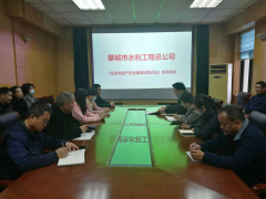 為深入宣傳貫徹《山東省生產(chǎn)安全事故應急辦法》文件精神，總公司于4月2日下午，舉辦了學習《山東省生產(chǎn)安全事故應急辦法》培訓會議，各處室人員參加學習。 培訓會議由質(zhì)安處主