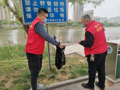 為慶祝 五一國際勞動節(jié)，4月29日下午，聊城市水利工程總公司組織廣大干部職工開展系列主題活動。 活動第一階段開展了義務(wù)勞動，志愿者們在巨龍廣場集合，沿濱河大道開展衛(wèi)生清